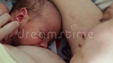 一位年轻妇女在家给她的小<strong>宝宝喂奶</strong>，特写。
